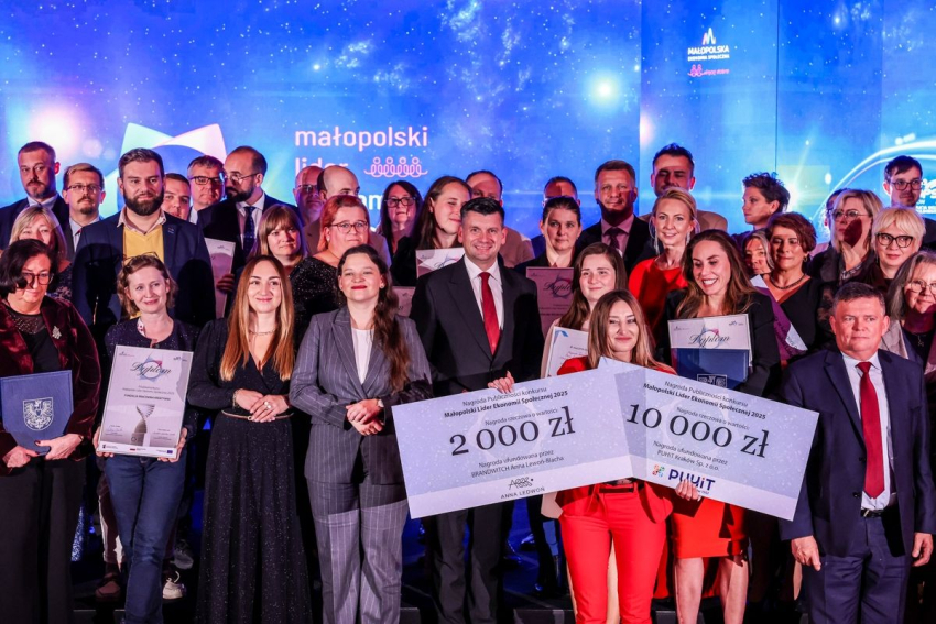 Zdjęcie grupowe uczestników wydarzenia.