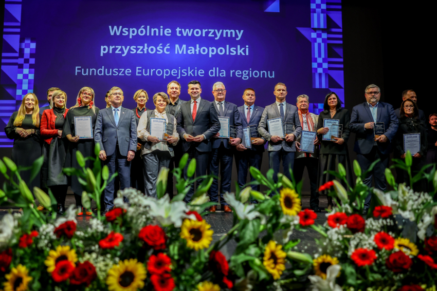 Zdjęcie grupowe laureatów.