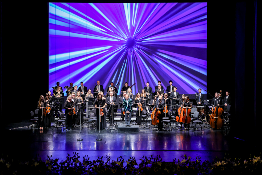 Orkiestra symfoniczna na scenie.
