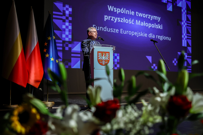 Wicemarszałek Witold Kozłowski przemawia na scenie.