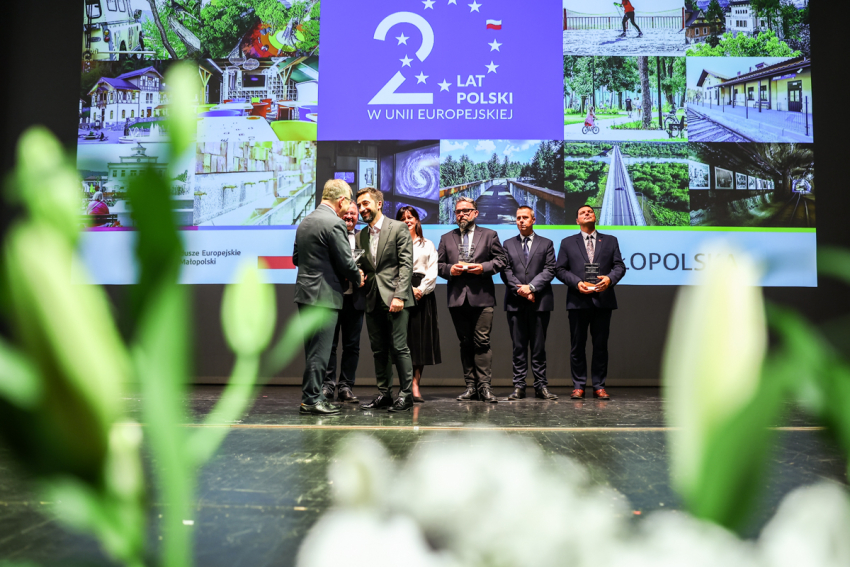 Laureaci odbierają nagrody na scenie.