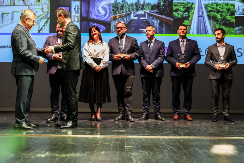 Laureaci odbierają nagrody na scenie.