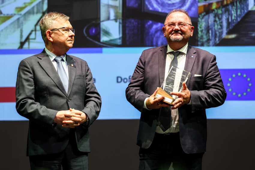 Wicemarszałek Witold Kozłowski z laureatem konkursu na scenie.