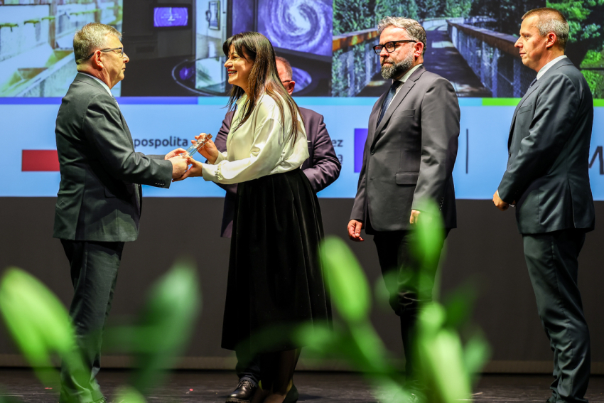 Wicemarszałek Witold Kozłowski wręcza nagrody laureatom.