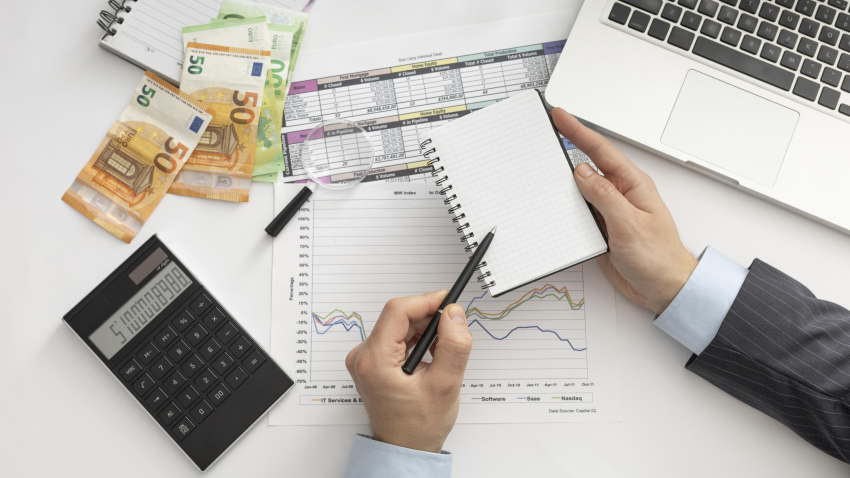 Biznesmen sprawdzający finanse.