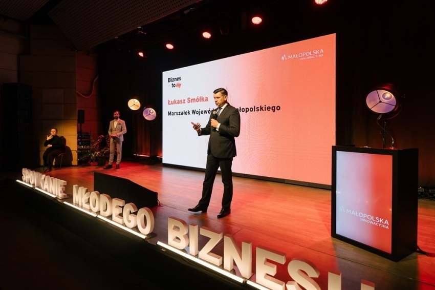Marszałek Łukasz Smółka przemawia na scenie.