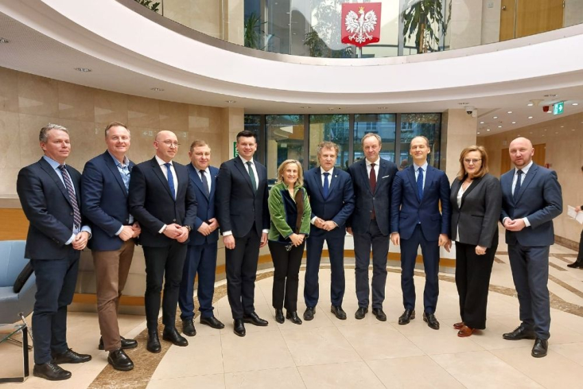 Zdjęcie grupowe uczestników wydarzenia.