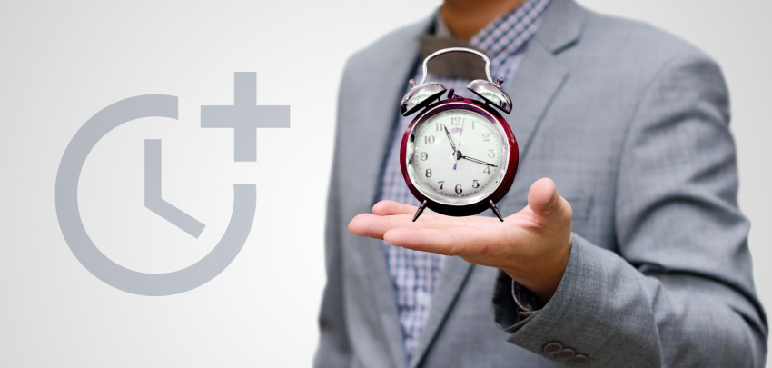 Mężczyzna trzyma w ręku budzik