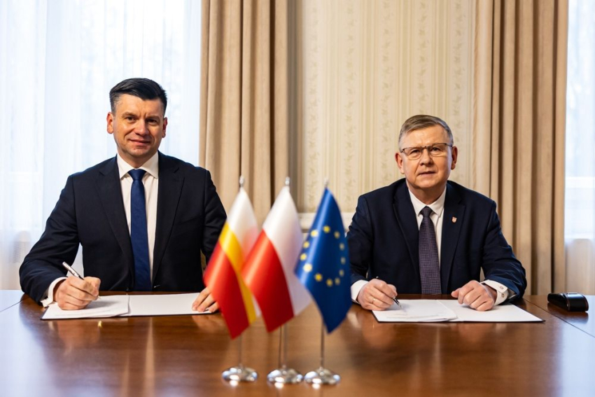 Podpisanie umowy przez Marszałka i Wicemarszałka.