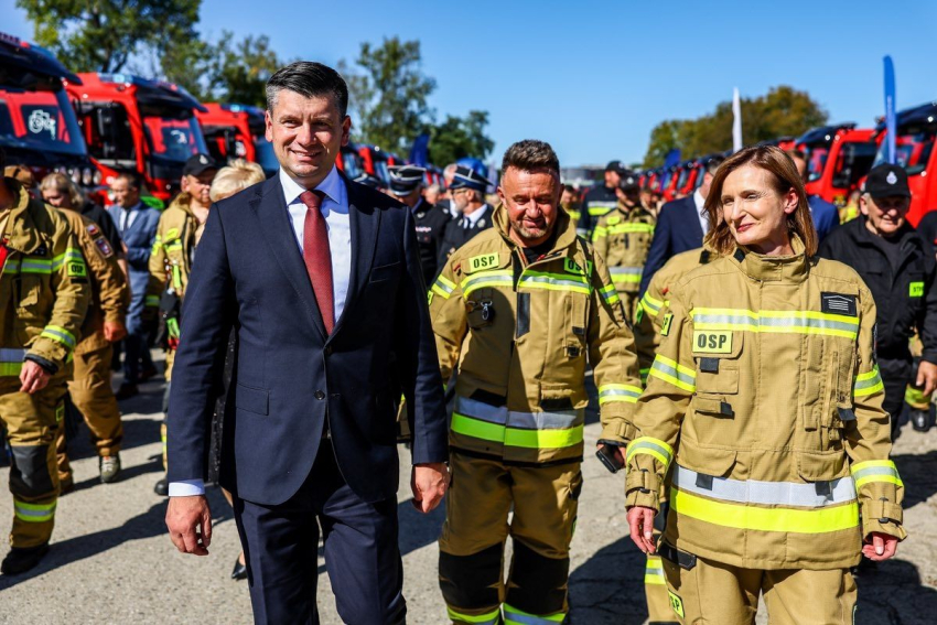 Marszałek Łukasz Smółka ze strażakami