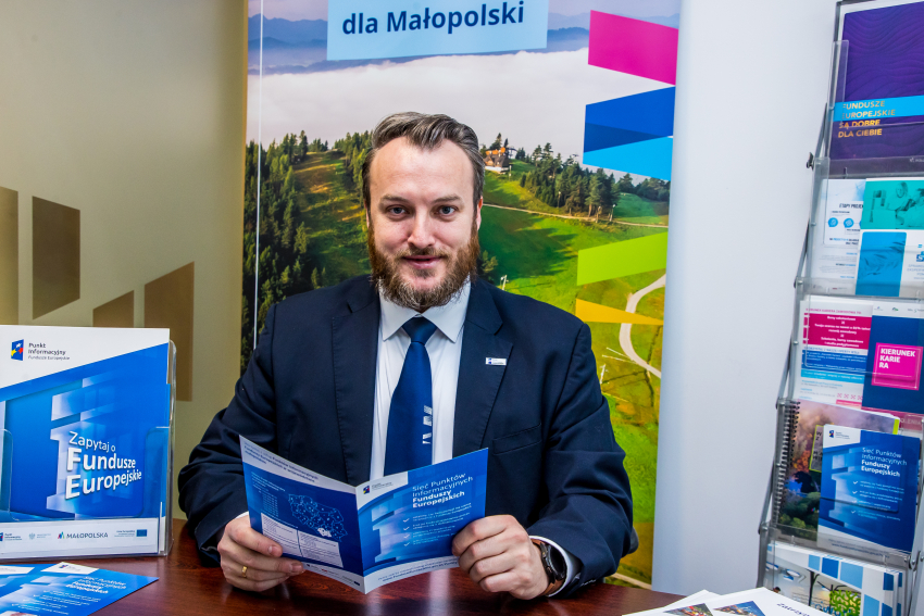 Konsultant w Punkcie Informacyjnym Funduszy Europejskich.