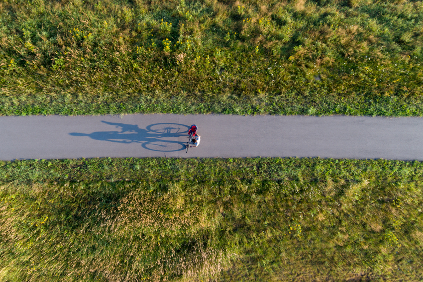 Widok z lotu ptaka na ścieżkę rowerową