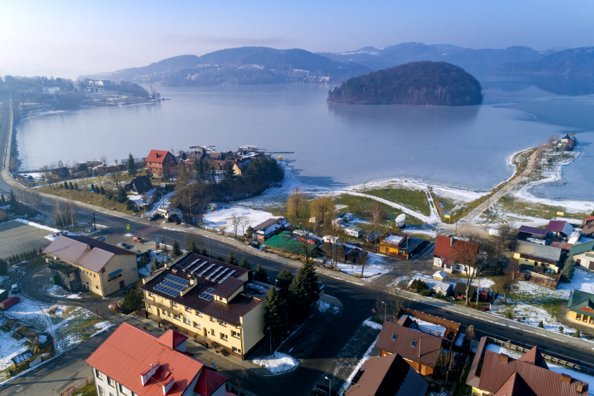 Modernizacja energetyczna budynku poprzez panele słoneczna. Widok z lotu ptaka.