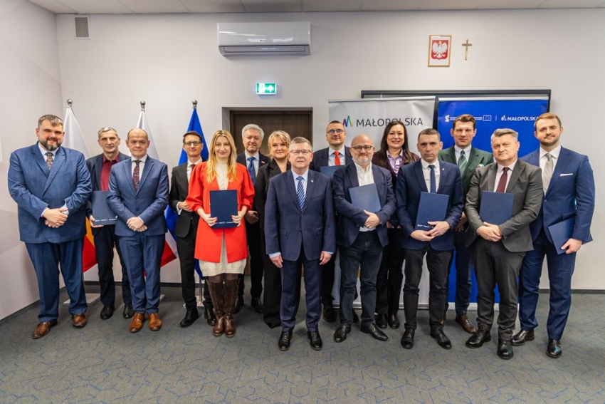 Zdjecie grupowe uczestników wydarzenia.