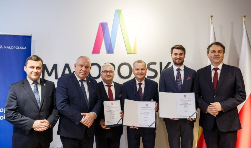 Zdjecie grupowe uczestników wydarzenia.