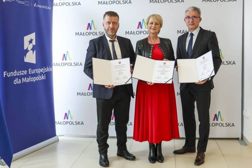 Uczestnicy wydarzenia z promesami.