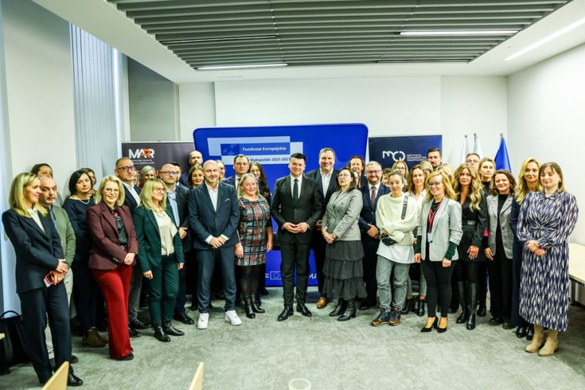 Zdjęcie grupowe uczestników wydarzenia.