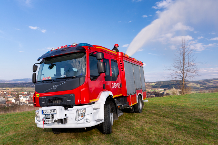 Duży wóz strażacki.