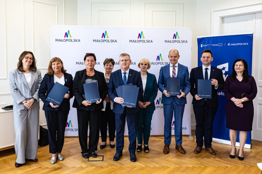 Zdjęcie grupowe uczestników wydarzenia. W śroku Wicemarszałek Witold Kozłowski.