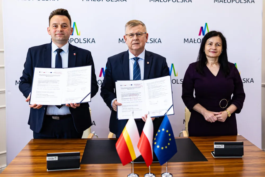 Wicemarszałek Witold Kozłowski pokazuje podpisana umowę.