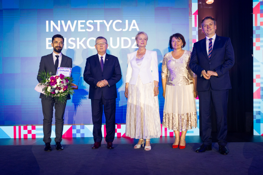 Laureat konkursu z Wicemarszałkiem Witoldem Kozłowskim i przedstawicielami Zarządu i Sejmiku.