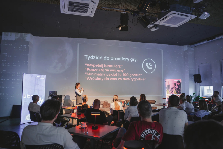 Uczestnicy wydarzenia słuchają przemowy.
