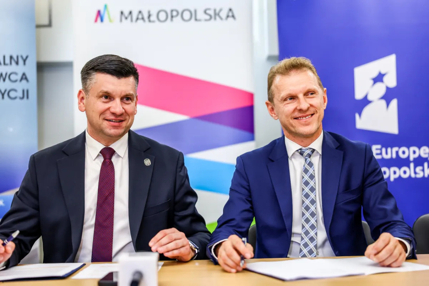 Łukasz Smółka i dyrektor szpitala Michał Tochowicz.