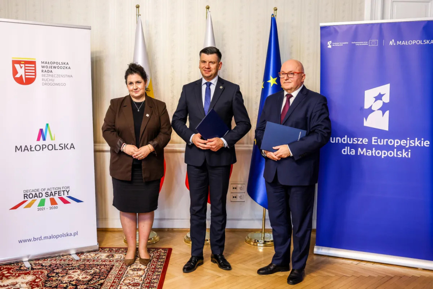 Marszałek Łukasz Smółka, Katarzyna Dobrzańska-Junco, Sekretarz Małopolskiej Rady Bezpieczeństwa Ruchu Drogowego i Paweł Mucha – dyrektor Małopolskiego Ośrodka Ruchu Drogowego.