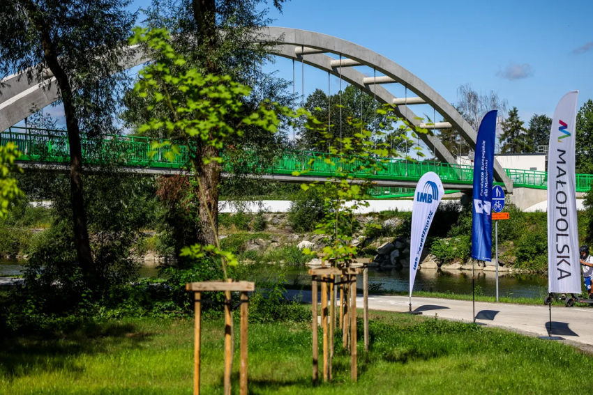 Widok na kładkę i brzeg Raby.