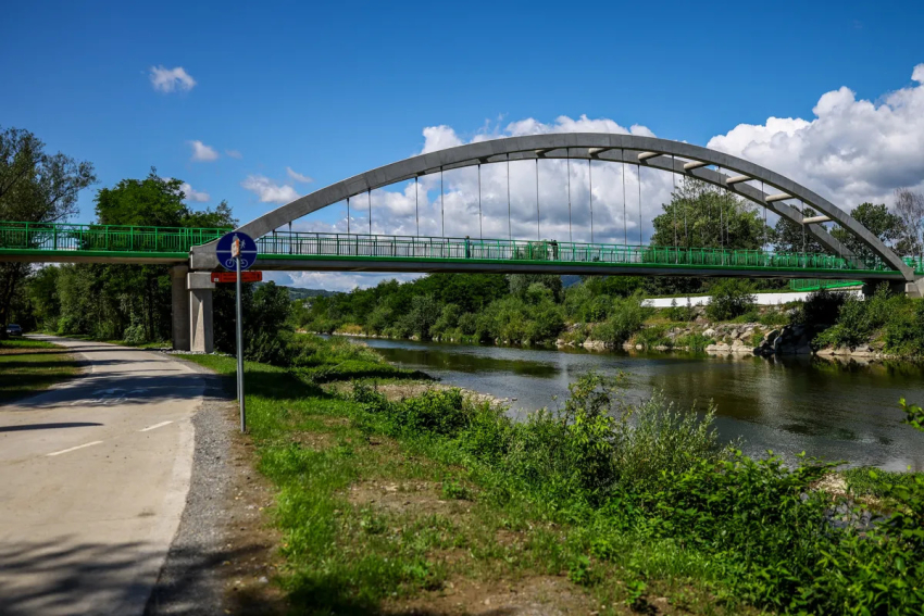 Nowa kładka- widok na kładkę i oba brzegi rzeki Raby.