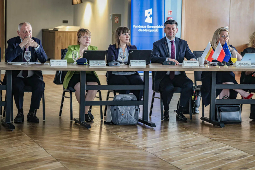 Marszałek Łukasz Smółka z uczestnikami wydarzenia.