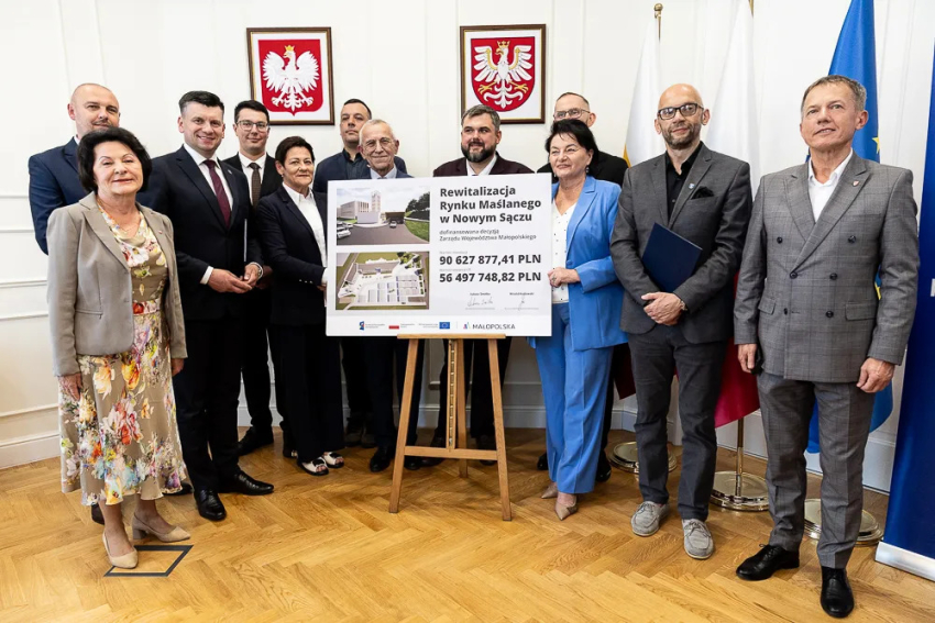 Uczestnicy wydarzenia z marszałkiem Łukaszem Smółką.