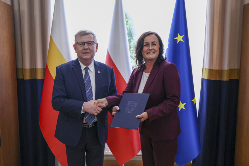 Witold Kozłowski, wicemarszałek województwa małopolskiego i Elżbieta Nowicka zastępczyni wójta Gminy Nawojowa