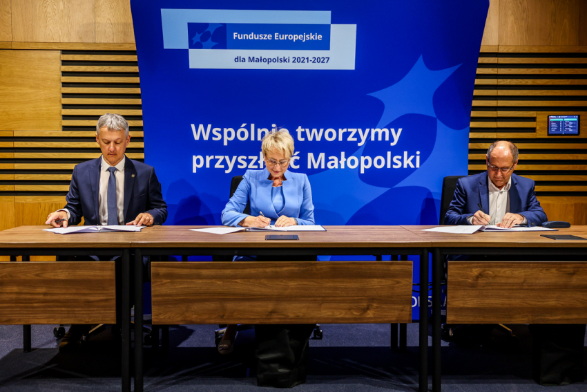Burmistrz Brzeszcz Radosław Szot, wójt gminy Oświęcim Mirosław Smolarek oraz Iwona Gibas z Zarządu Województwa podpisują trójstronne porozumienie