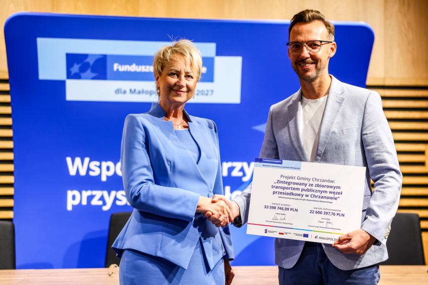 Uroczyste przekazanie promesy przedstawicielowi Gminy Chrzanów