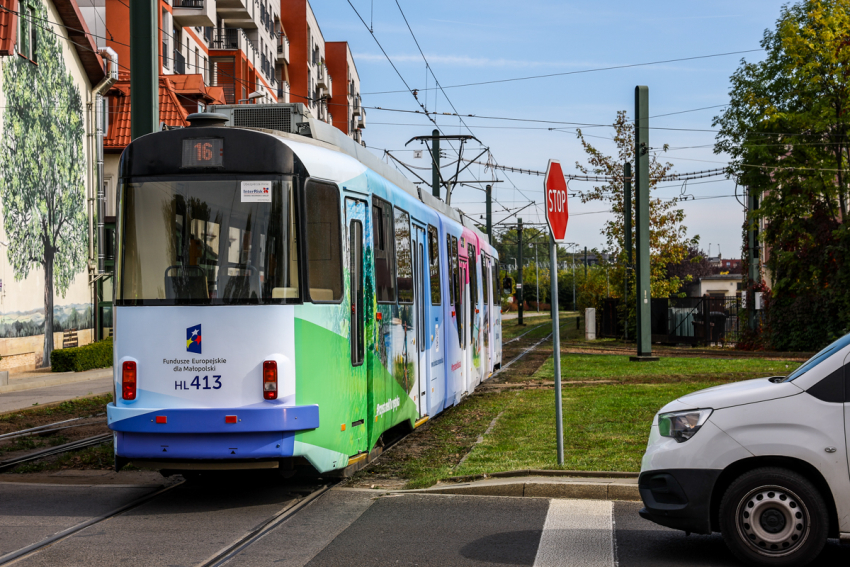 Tył tramwaju oklejony napisem Fundsuze Europejskie dla Małopolski.