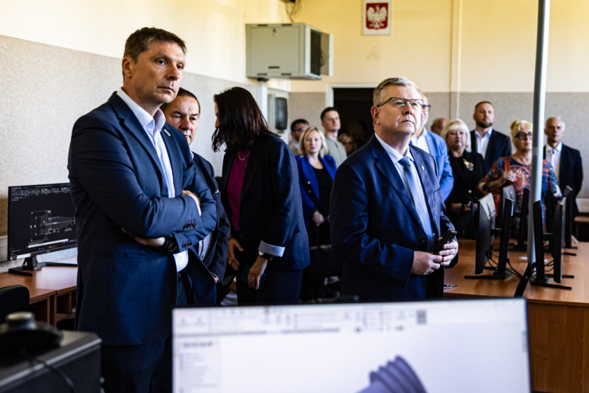 Uczestnicy wydarzenia oglądają wyposażenie pracowni komputerowej i prezentację możliwości zakupionego sprzętu