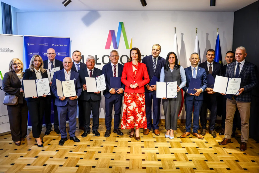 Beneficjenci z promesami. Wśród nich Marta Malec-Lech.