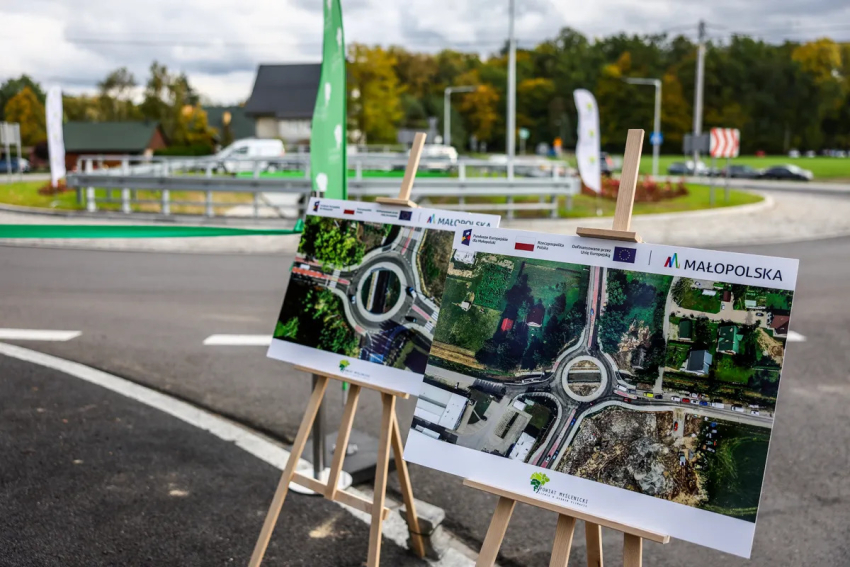 Zdjęcia ronda z loty ptaka na sztalugach.