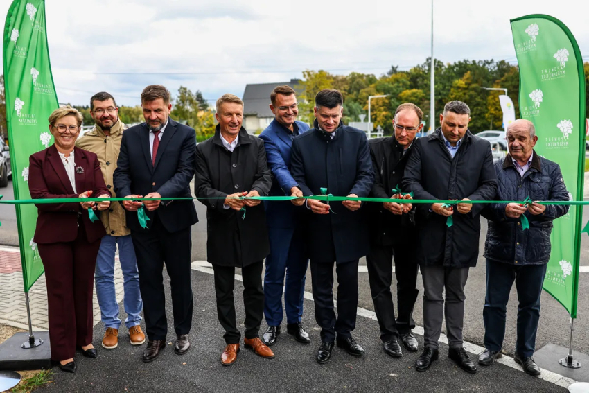 Symboliczne przecięcie wstęgi jako otwarcie ronda przez zebranych gości. Wśród nich marszałek Łukasz Smółka.