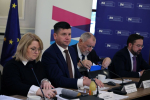 Marszałek Małopolski wraz z uczestnikami spotkania przy stole konferencyjnym.