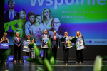 Bohaterowie kampanii społecznej &amp;quot;Wspólnie tworzymy przyszłość Małopolski&amp;quot; odbierają nagrody na scenie.