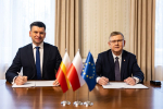 Podpisanie umowy przez Marszałka i Wicemarszałka.
