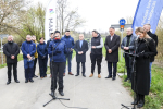Członek Zarządu pani Iwona Gibas przemawia do mikrofonu. Za nią grupka osób, wśród nich pan Marszałek Łukasz Smółka.