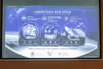 Slajd prezentacji „Laboratoria New Space” przedstawia projekty i technologie kosmiczne rozwijane na Wydziale Technologii Kosmicznych AGH