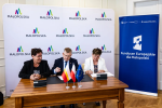 Podpisanie umowy przez  Wicemarszałka Witolda Kozłowskiego.