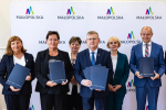 Zdjęcie grupowe z umowami. Pośrodku Wicemarszałek Witold Kozłowski.