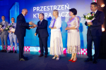 Laureat konkursu odbiera statuetkę z rąk Wicemarszałka Witolda Kozłowskiego.