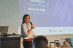 Dziewczyna przemawia.