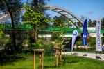 Widok na kładkę i brzeg Raby.